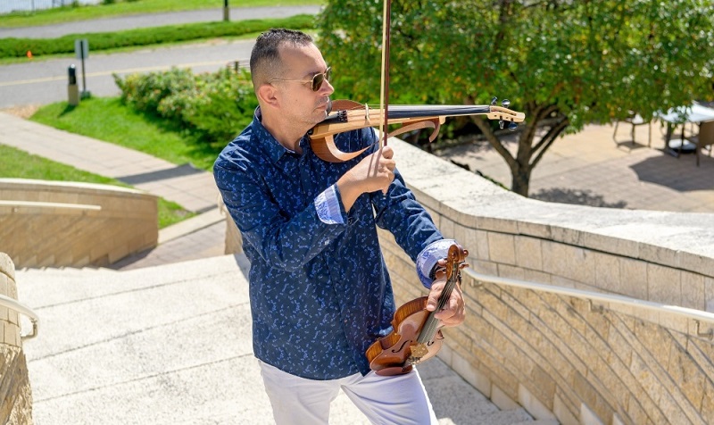 العازف وليد الغربي لـ"الصباح": "تونس ثرية فنيا ونحن نترك اثرا بديعا وبصمة عميقة حيث عرضنا فننا "